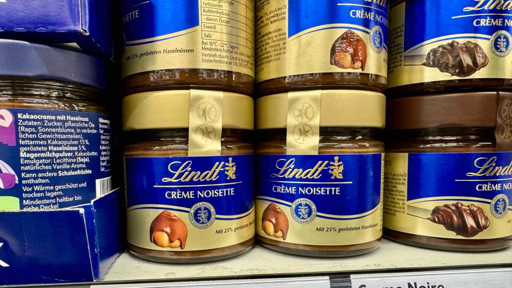 Mehrere Gläser des getesteten Lindt-Brotaufstrichs in einem Verkaufsregal.