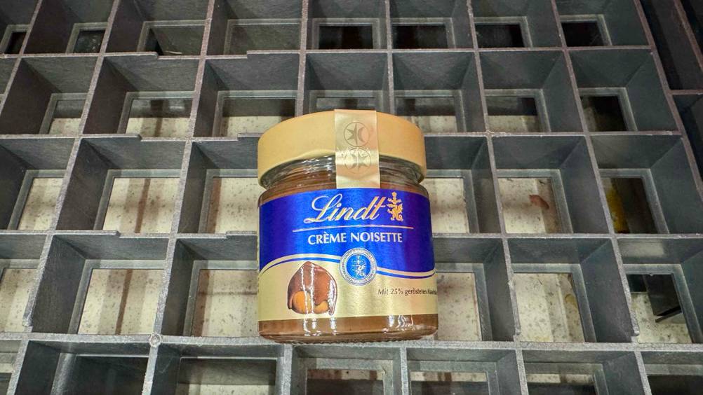 Auf einer Plastikpalette liegt ein Glas des Lindt-Brotaufstrichs im Test.