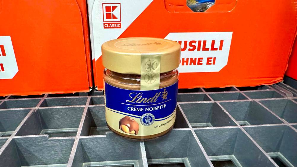 Lindt-Brotaufstrich getestet: Ein Glas vor einem roten Karton.