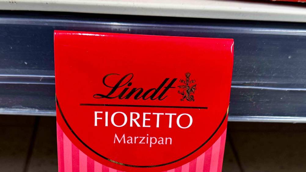 Lindt-Pralinen-Test: Nahaufnahme des Logos auf der Verpackung.