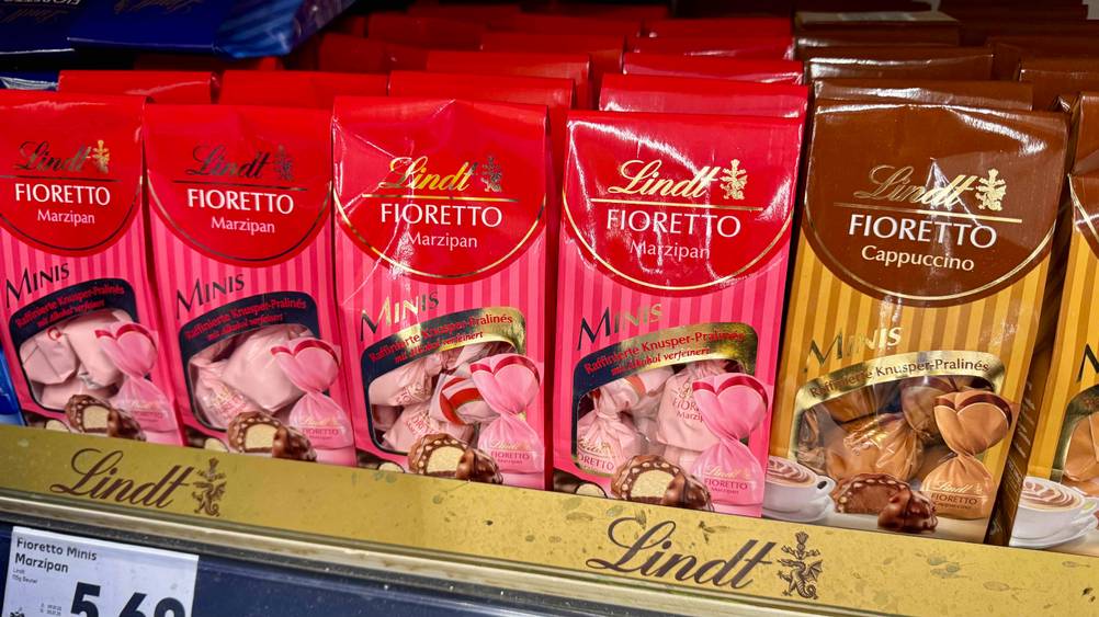 Lindt-Pralinen getestet: Mehrere Packungen in einem Verkaufsregal nebeneinander.
