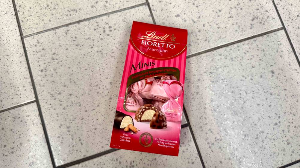 Lindt-Pralinen im Test: Eine Packung von schräg oben auf einem Fließenboden.