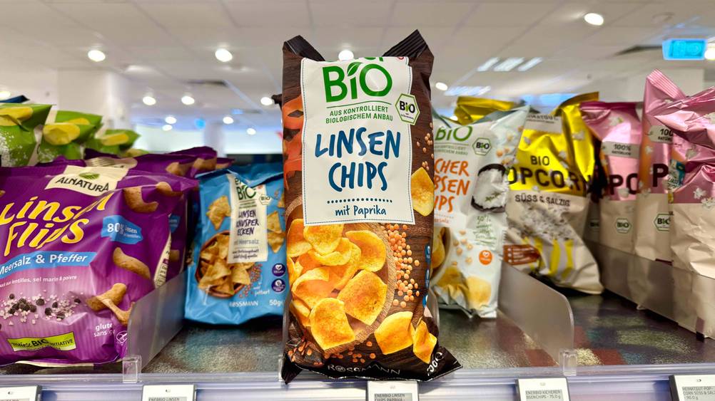 Getestet: Eine Packung Linsen-Chips in einem Verkaufsregal neben anderen Produkten.