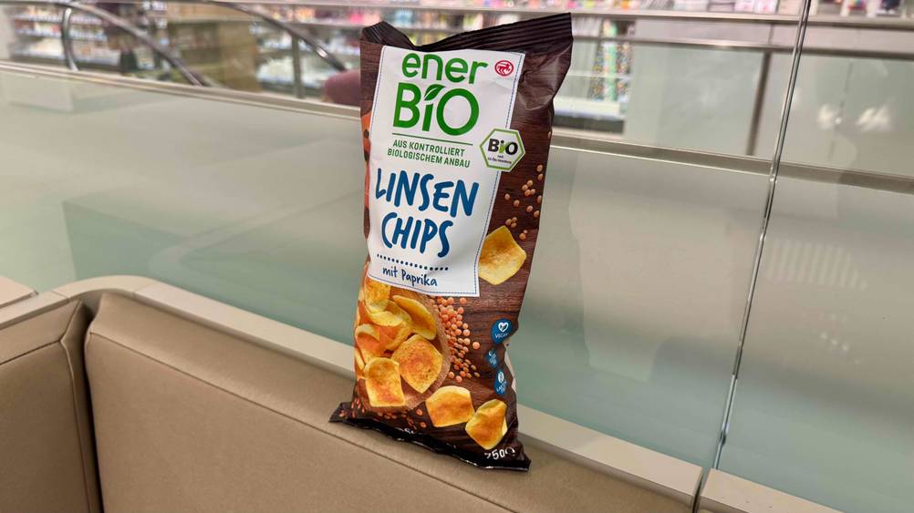Eine Packung der getesteten Linsen-Chips leicht seitlich vor einer Glasfläche.