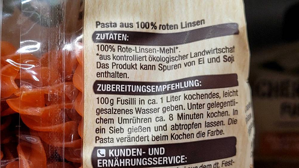 Linsennudeln im Test: Nahaufnahme der Rückseite der Packung mit Informationen.