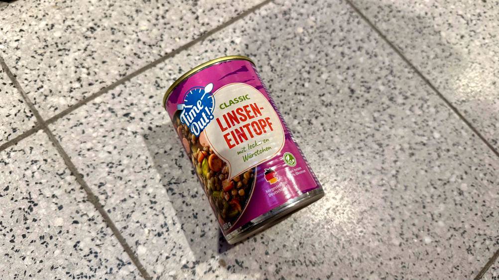 Auf einem Fließenboden liegt eine Dose der Linsensuppe im Test.