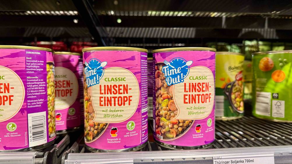 Getestet: Mehrere Dosen der Linsensuppe stehen in einem Verkaufsregal.