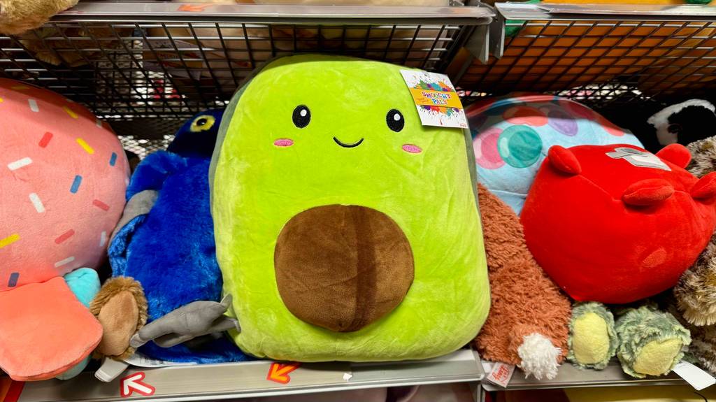 Squishmallows im Test: Mehrere verschiedene Formen liegen und stehen in einem Regal.