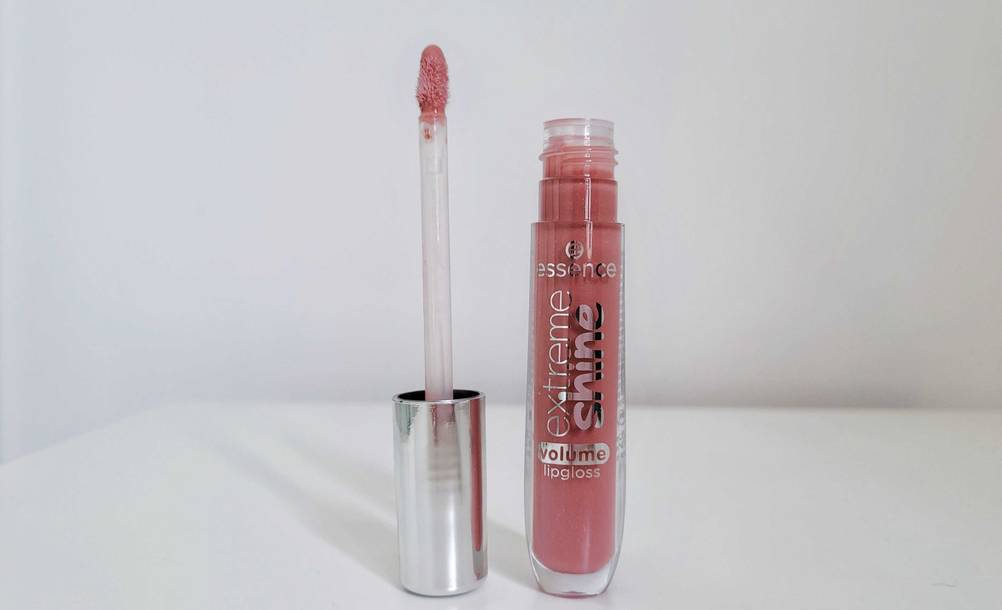 Lipgloss getestet: Neben dem Produkt steht seine Kappe mit Applikator.