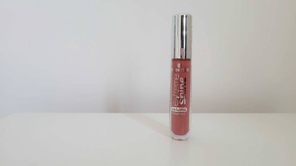 Ein getesteter Lipgloss auf einer hellen Fläche von vorne.