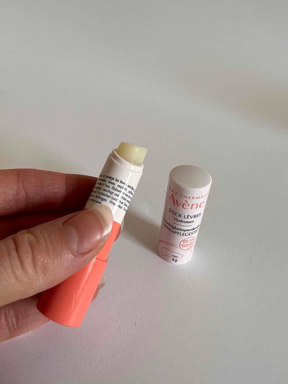 Lippenpflegestift in einer Hand