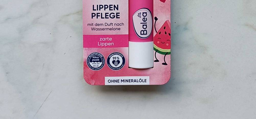 Lippenpflegestift getestet: Nahaufnahme der Verpackung mit Informationen.