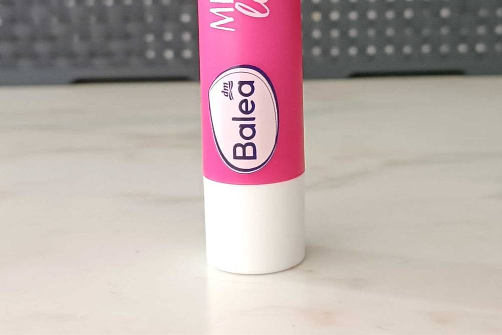 Nahaufnahme der Verschlusskappe eines getesteten Lippenpflegestiftes mit Logo.