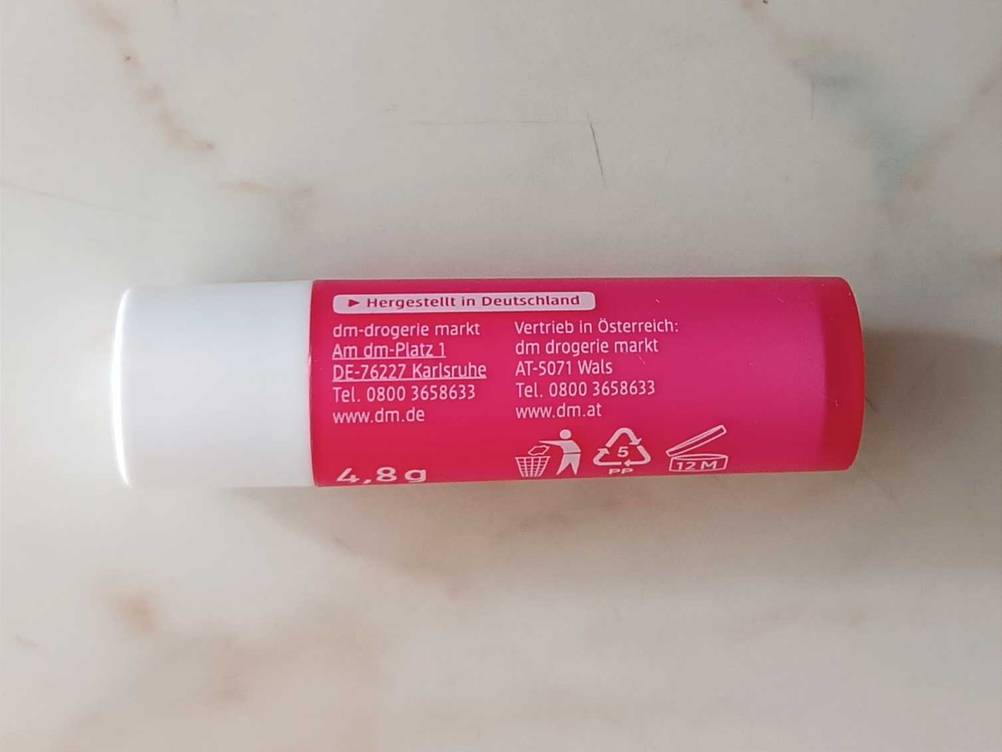 Nahaufnahme der Informationen auf einem getesteten Lippenpflegestift.