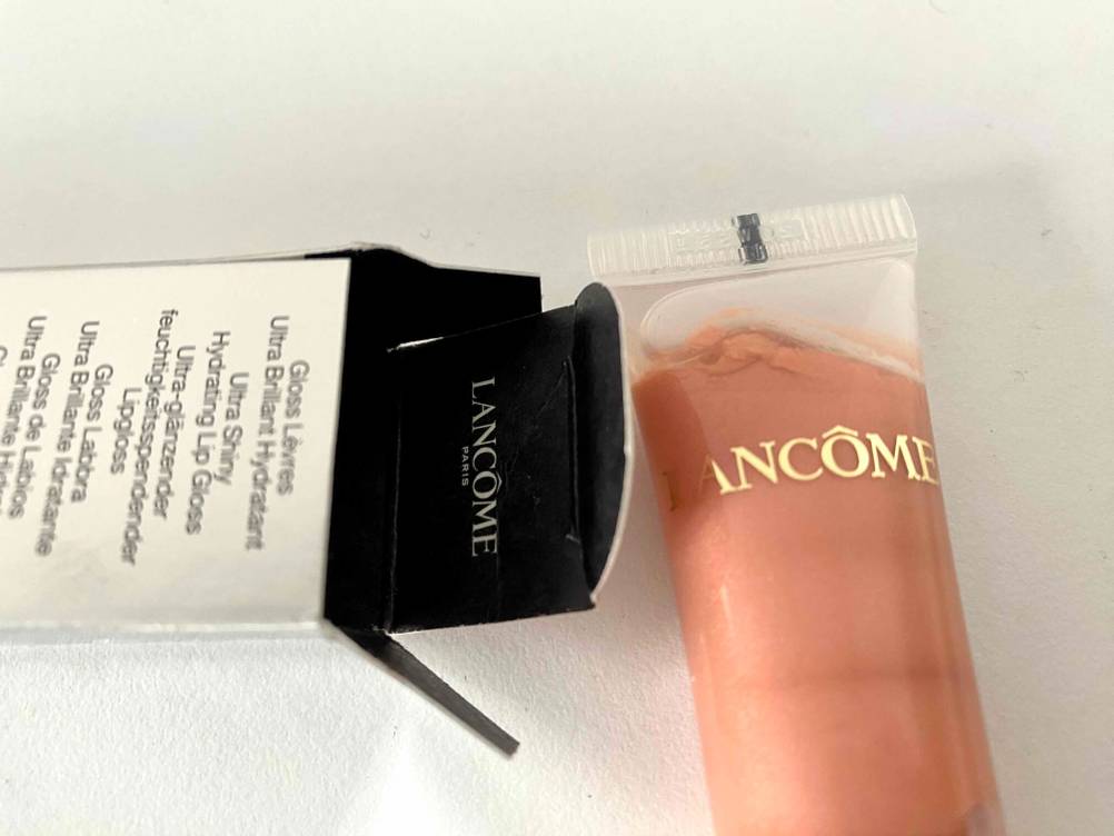 Lippenstift im Test: Nahaufnahme des Logos auf Tube und Originalverpackung innen.