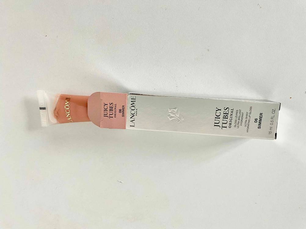 Lippenstift getestet: Aus der Originalverpackung kommt der Lippenstift hervor.
