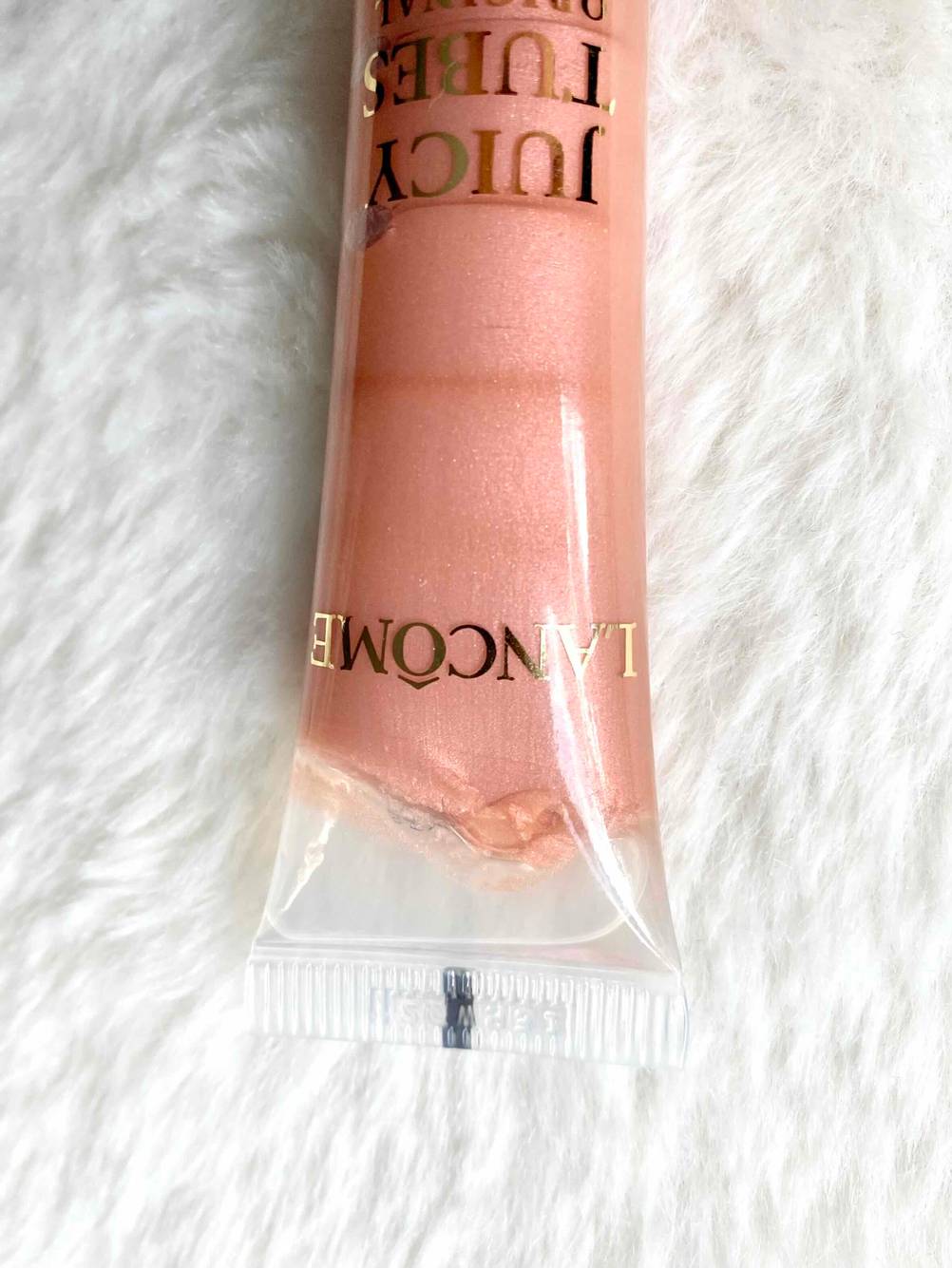 Nahaufnahme der Tube des getesteten Lippenstiftes mit Logo.