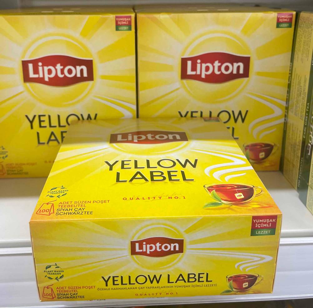 Lipton-Tee-Test: Eine Packung mit 100 Teebeuteln liegt vor mehreren aufgereihten in einem Regal.