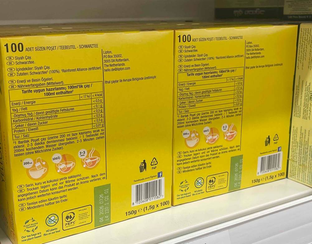 Zwei Packungen getesteter Lipton-Tee stehen mit der Rückseite nach vor in einem Regal.
