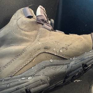 Wassertropfen auf einem imprägnierten Trekking-Schuh