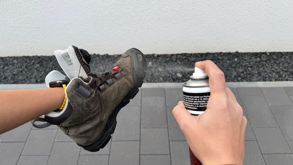 Mit dem LIQUI MOLY 1594 einen Schuh imprägnieren