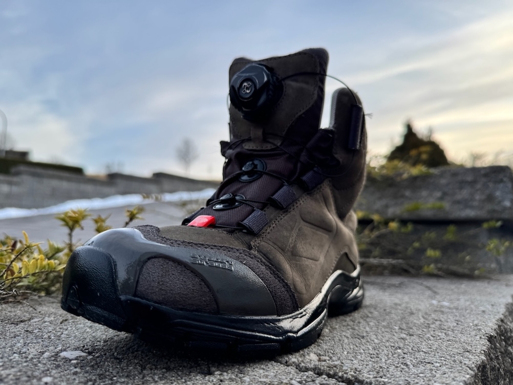 Imprägnierter Trekkingschuh auf einer Steinmauer