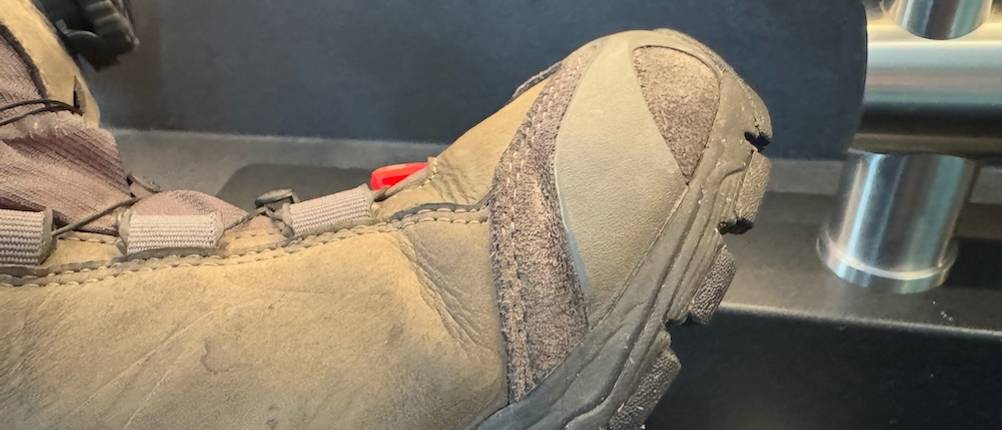 Imprägnierter Schuh nach dem Trocknen in der Küche vor einem Wasserhahn