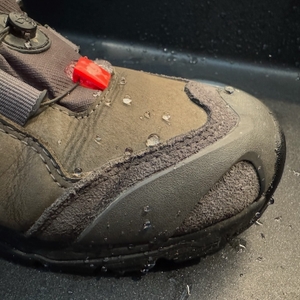 Imprägnierter Schuh mit Wassertropfen