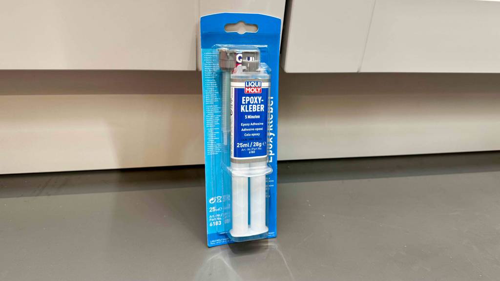 Im Test: Ein Epoxidharz-Kleber von Liqui Moly steht in einer blauen Verpackung auf dem Boden.