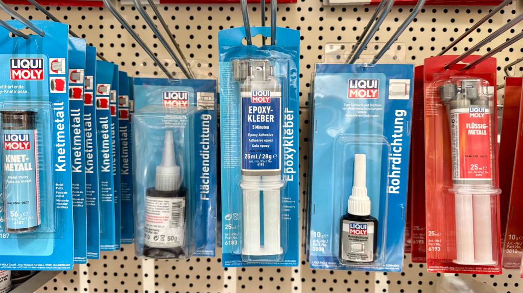 Der Epoxidharz-Kleber im Test hängt in der Liqui Moly Verpackung an einem Verkaufsregal neben weiteren Klebern.