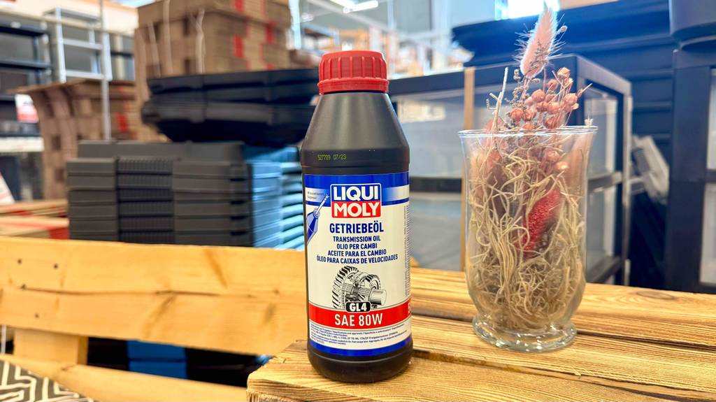 Das Getriebeöl im Test befindet sich in einer schwarzen Kunststoffflasche im Baumarkt.