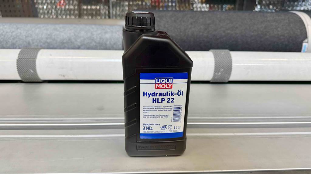 Das Hydraulik-Öl im Test der Marke Liqui Moly steht in der 1-l-Flasche auf einem Regal.