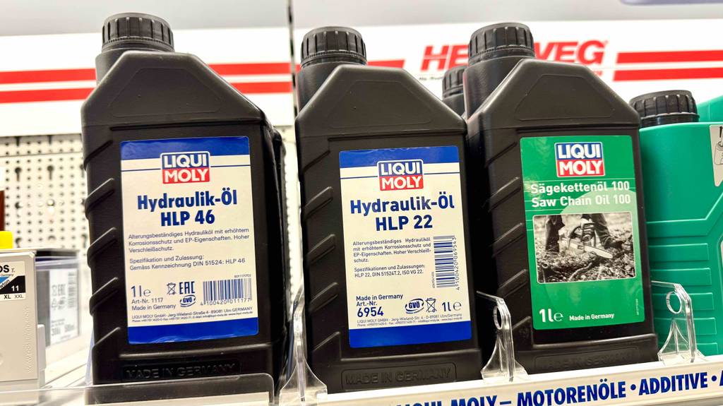 Getestet: Das Hydraulik-Öl von Liqui Moly steht in 1-l-Flaschen auf einem Verkaufsregal.