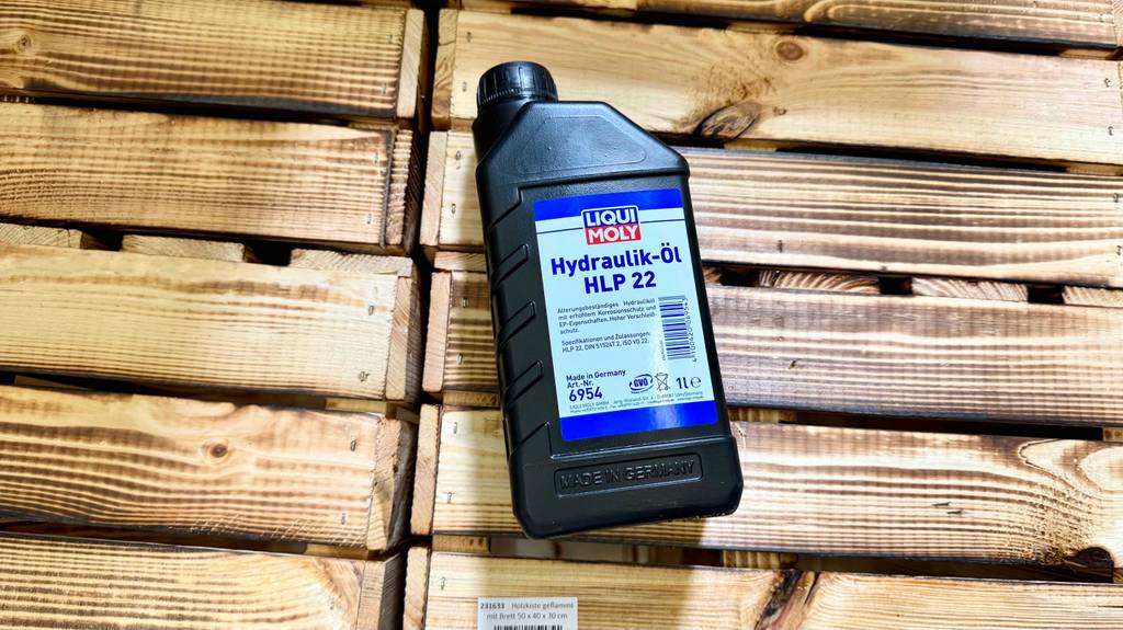Im Test: Das Hydraulik-Öl von Liqui Moly liegt in der 1-l-Flasche auf einem Holzuntergrund.