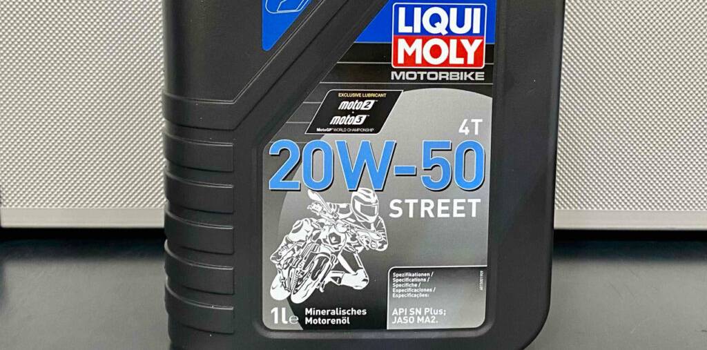 20w50-Motorenöle im Test: Nahaufnahme eines schwarzen Kunststoffbehälters mit einem Liter mineralischem Motoröl von LIQUI MOLY für Motorräder.