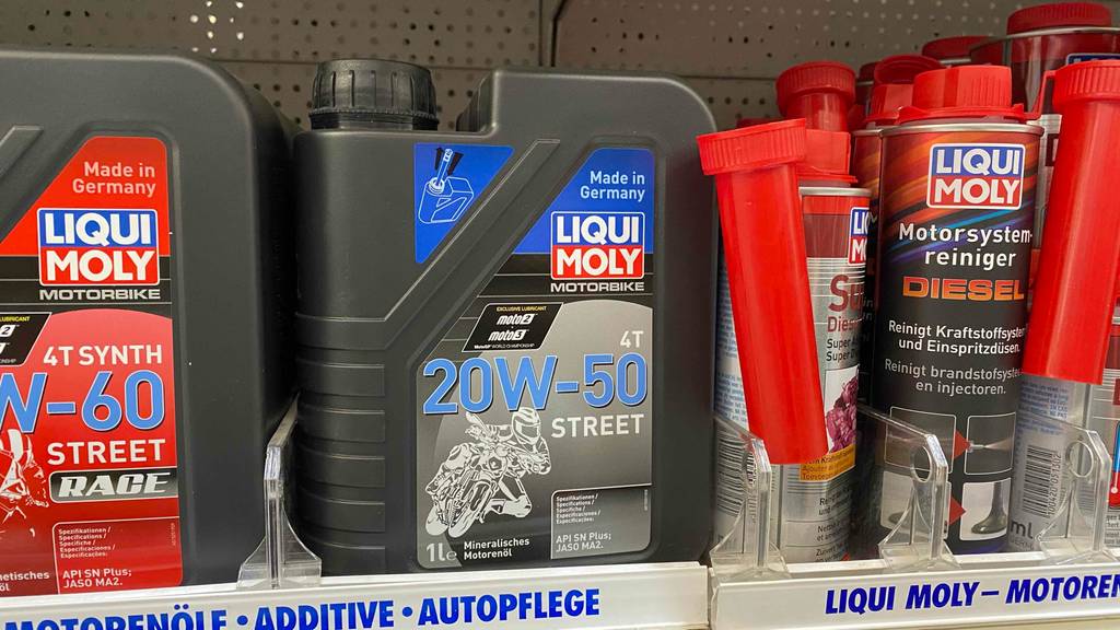 20w50-Motoröle im Test: Eine anthrazitfarbene 1-Liter-Kunststofflasche der Marke Liqui Moly steht neben weiterem Autozubehör in einem Verkaufsregal.