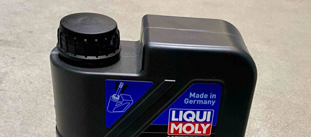 Nahaufnahme des Schraubverschlusses eines getesteten 20w50-Motorenöls der Marke LIQUI MOLY.