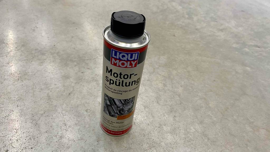 Eine Dose getestete Liqui-Moly-Motorspülung steht auf einem hellgrauen Untergrund.