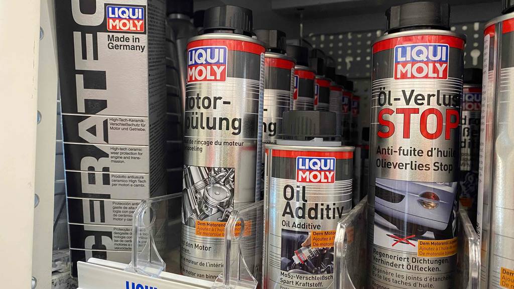 Motorspülung im Test: mehrere Blechdosen mit Liqui Moly Motorspülung stehen neben anderen Automotor-Produkten in einem Verkaufsregal.