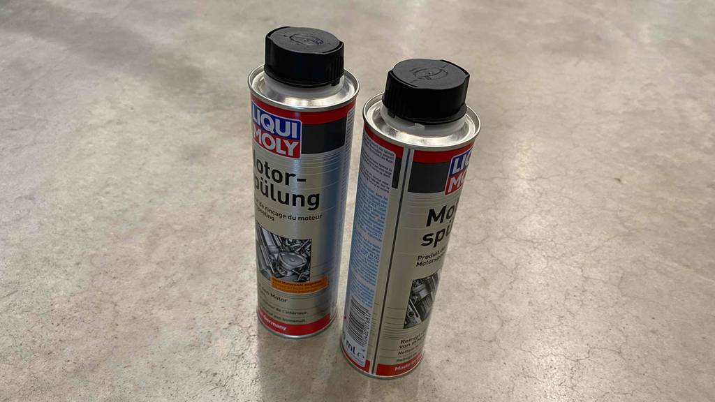 Motorspülung-Test: zwei Blechdosen mit Liqui Moly Motorspülung stehen auf einem grauen Boden.
