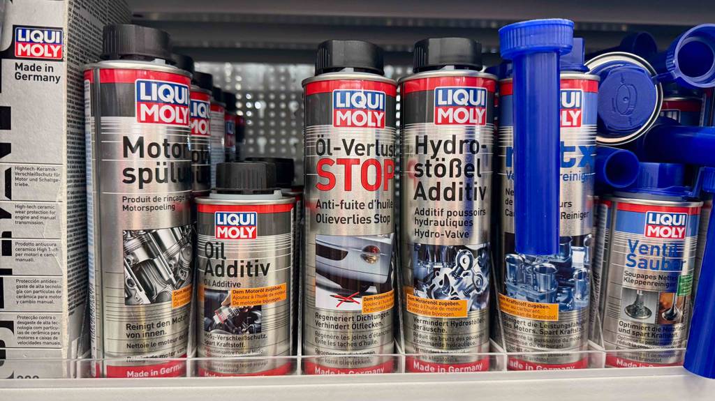 Eine Flasche Öl-Verlust Stop im Test steht neben weiteren Motor-Produkten in einem Verkaufsregal.