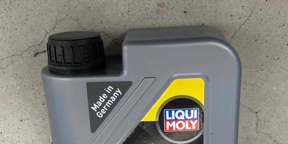 0w30-Motorenöle im Test: Detailansicht auf ein graues Gebinde mit schwarzem Schraubverschluss.