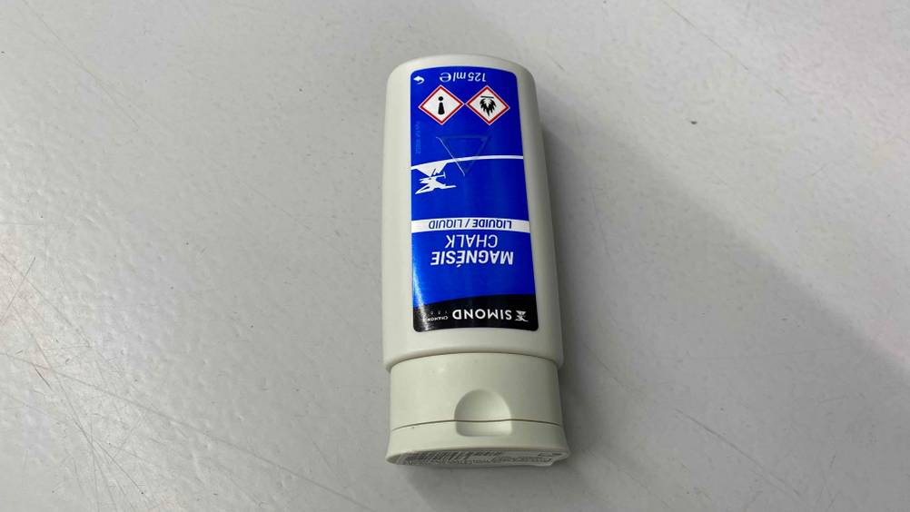 Nahaufnahme des Verschlusses einer Tube Liquid Chalk auf einer hellen Fläche.
