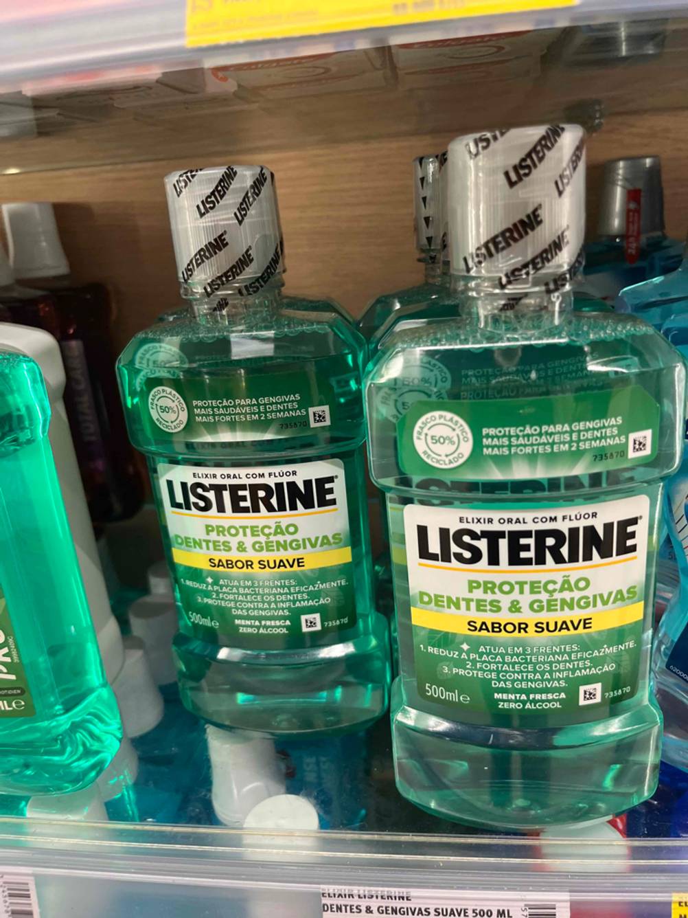 Listerine-Mundspülung-Test: Frontansicht von mehreren Flaschen hinter- und nebeneinander.