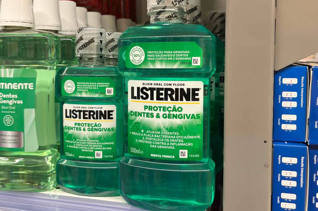 Listerine Mundspülung im Test: kleine und große Flaschen in einem Verkaufsregal.