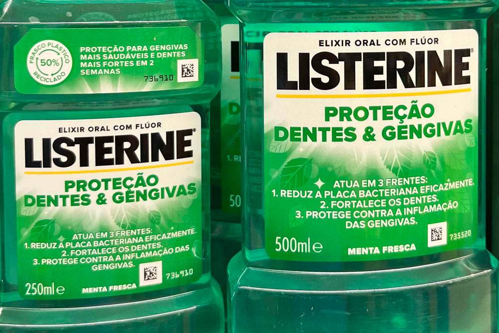 Im Test: Listerine Mundspülung Flaschen in 250 ml und 500 ml Größe in Nahansicht.