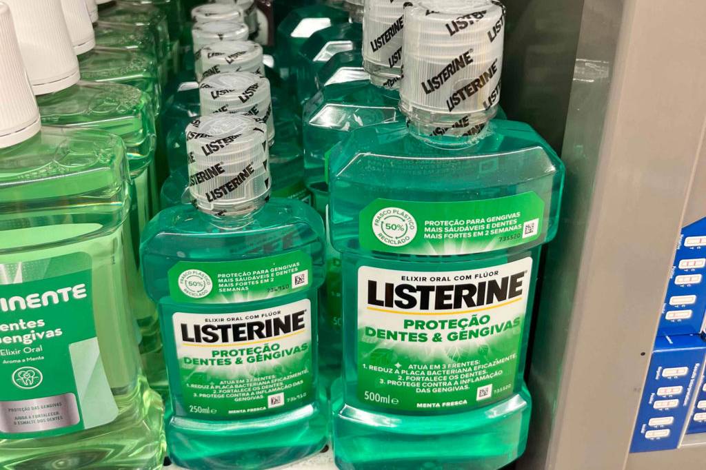 Getestet: viele Flaschen Listerine Mundspülung in kleiner und großer Ausführung hintereinander in einem Regal.