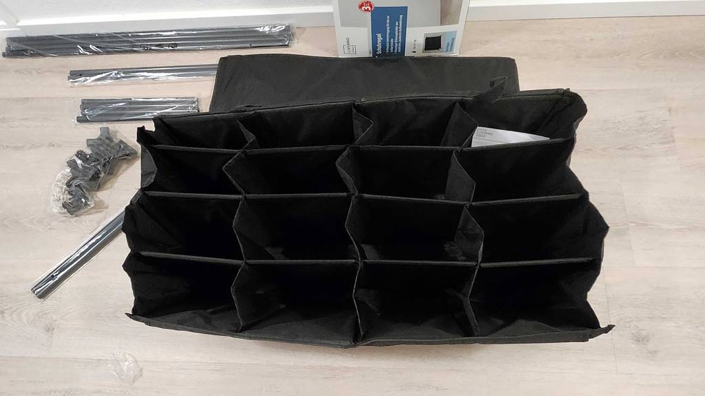 Im Test: Blick auf die Fächer eines Schuhregals zum Selbstaufbau.