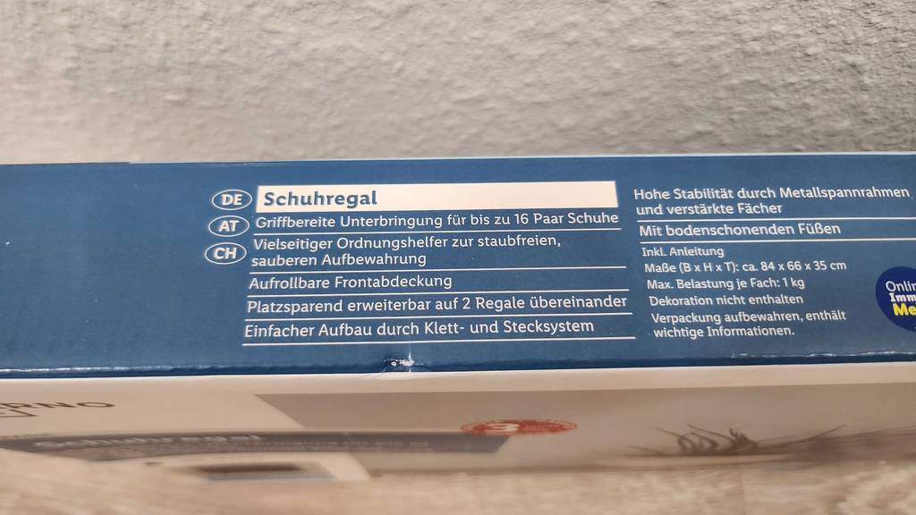 Auf dem Verpackungskarton eines getesteten Schuhregals stehen Informationen zum Inhalt und Handhabung.