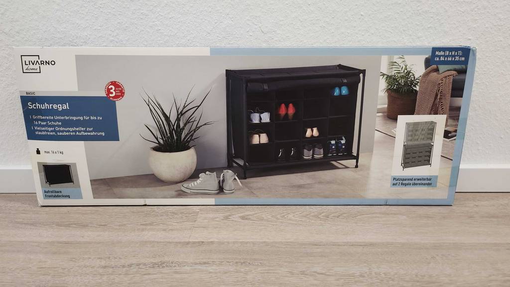 Schuhregal im Test: Der Originalkarton steht vor einer weißen Wand.